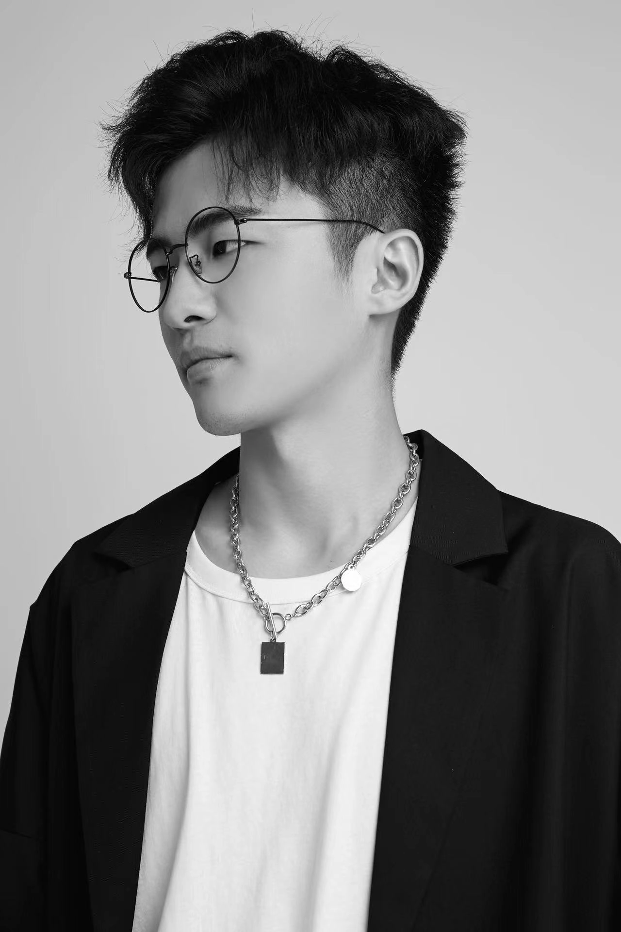 Thinkdu 戴眼镜的黑白侧脸肖像